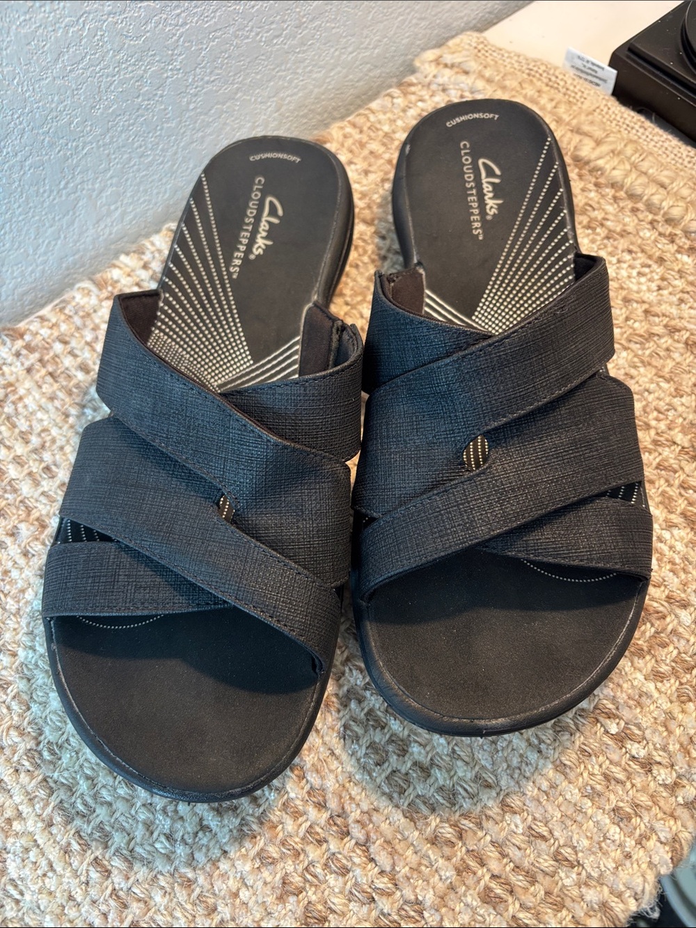 Clarks Black Women's Cross-Strap Cloudsteppers Sandals